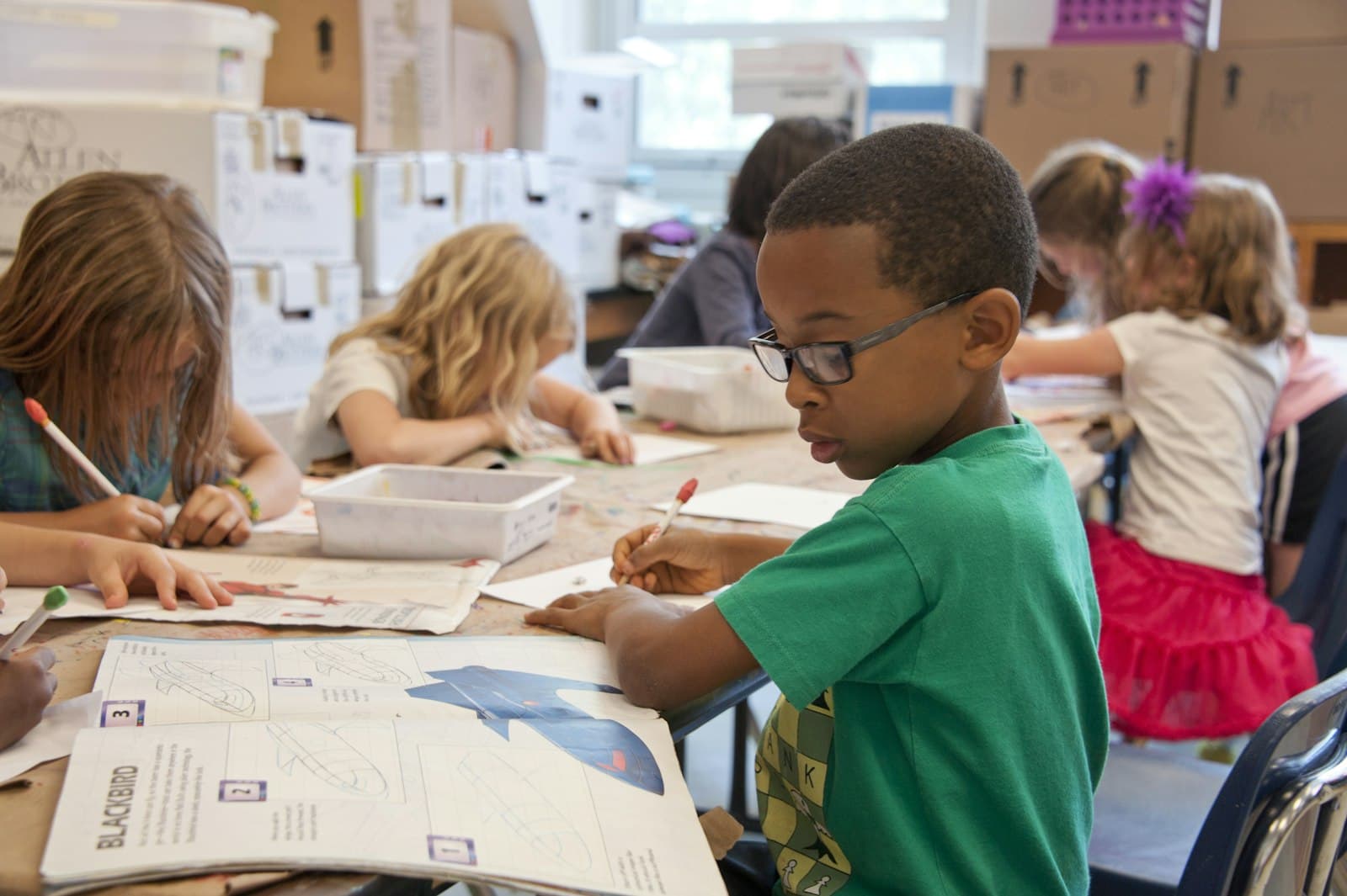 Bureau d'apprentissage coloré avec livres et amis