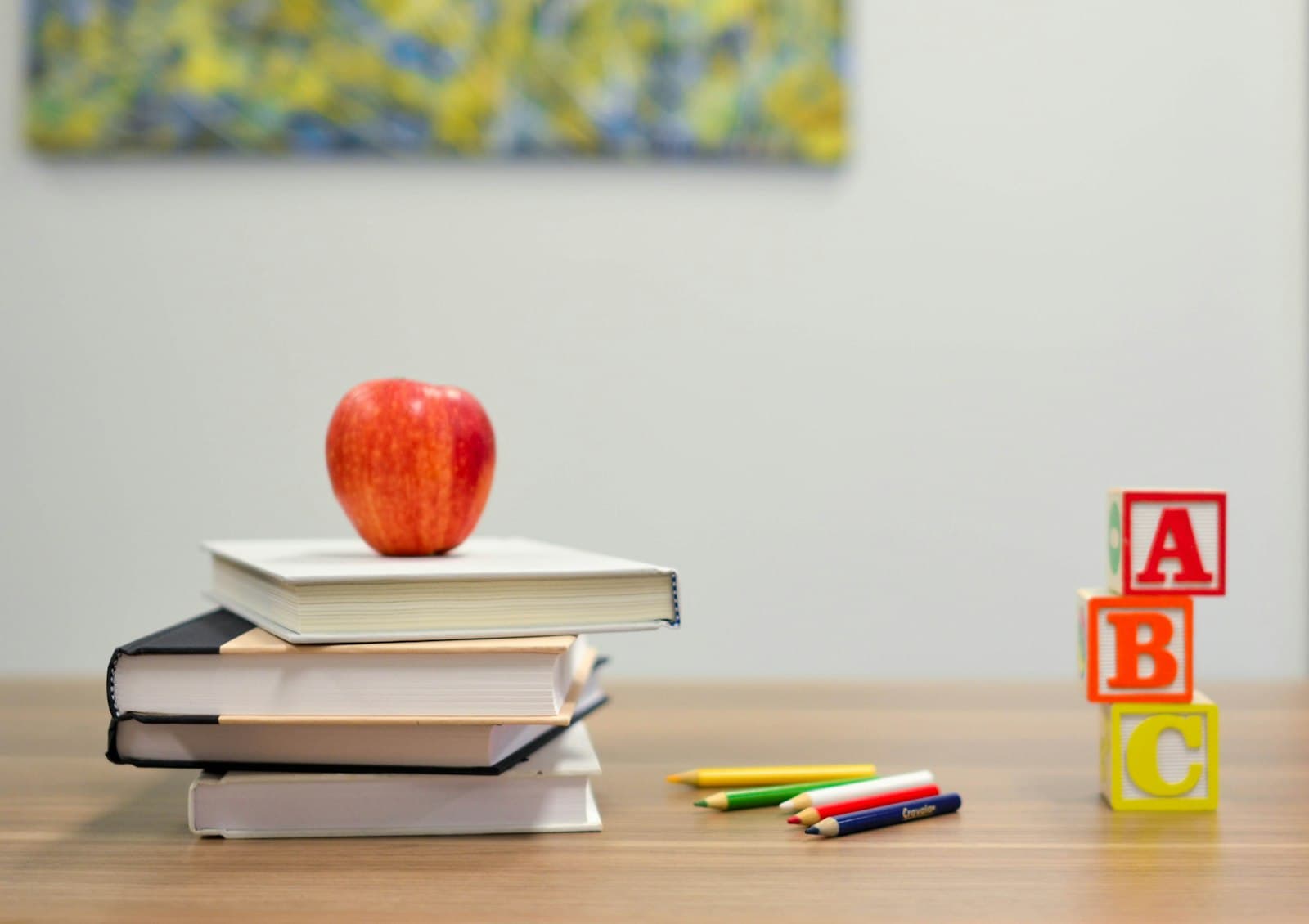 Classe diversifiée d'apprenants souriants